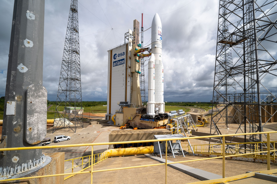 Ariane_5_roll-out_to_the_launch_pad_quad